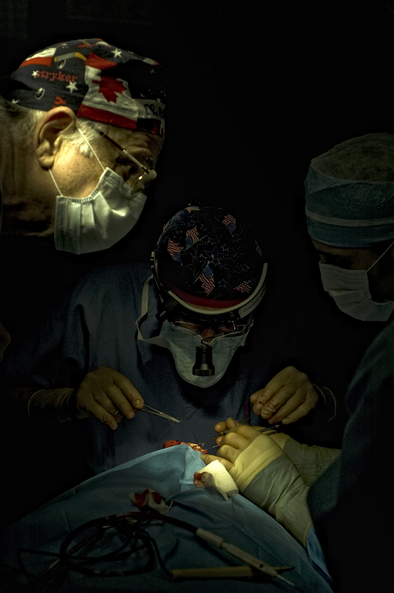 En la sala de operacion colaboran medicos extranjeros con locales para realizar las cirugias