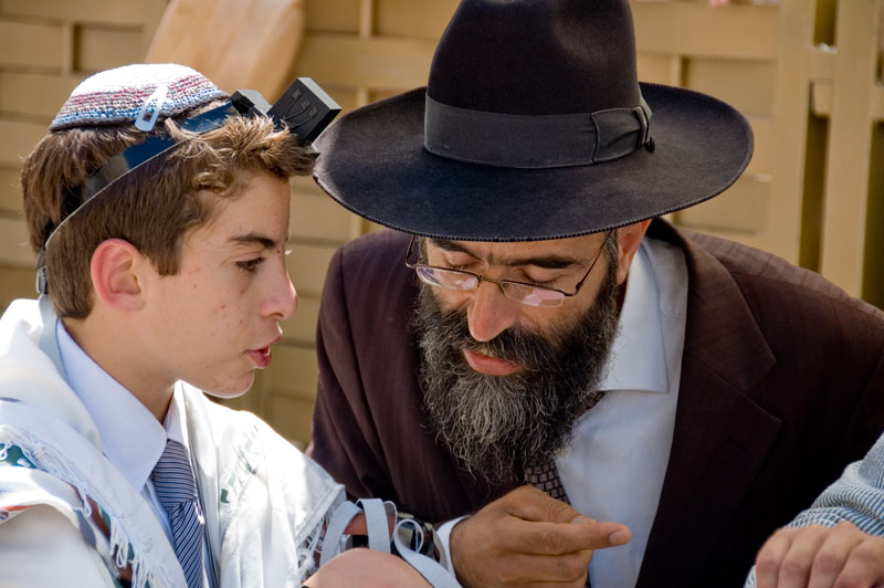 En el Kotel (muro de los lamentos) un rabino preparando para el bar mitzvah