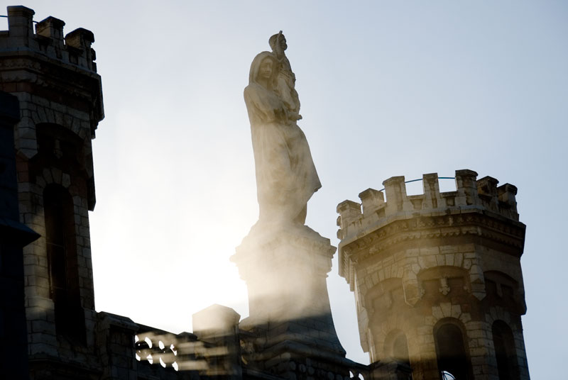 Castillos de la epoca de los cruzados ahora convertidos en hoteles, el   look fantasmal fue suerte porque estan construyendo y el sol se filtra   por el polvo que levanta la construccion.