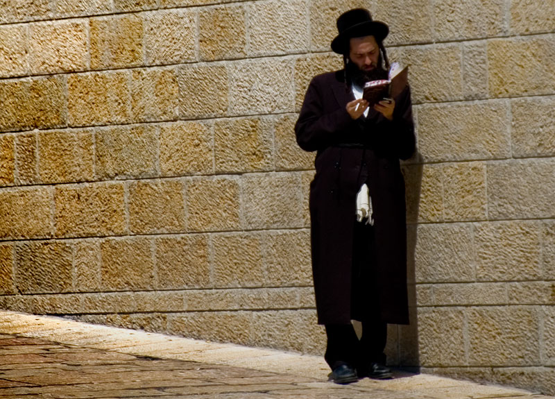 Orando en la entrada del Kotel