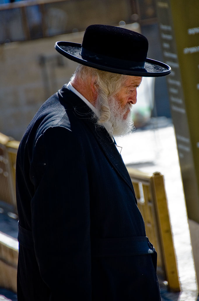 Religioso Judio saliendo de orar del Kotel (muro de los lamentos)