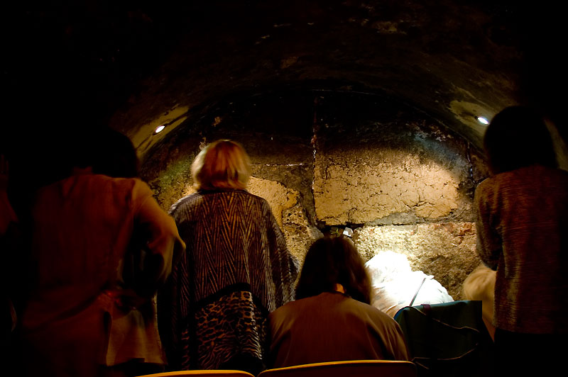 El Kotel, tiene una zona que esta bajo tierra, los tuneles del muro, la   foto corresponde a la zona mas cercana a lo que era el lugar santisimo   del segundo templo, donde actualmente se reunen a orar las mujeres.