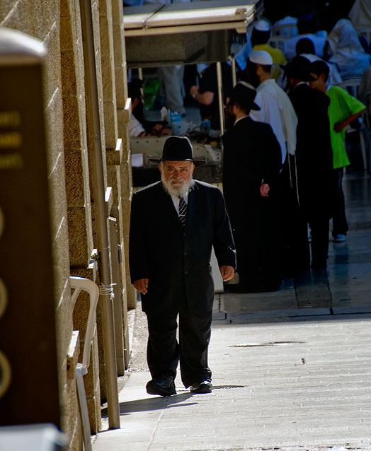 Una figura reconocible dentro del kotel, un religioso , (tiene menos de   1.50mts)