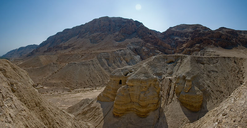 La cueva que se ve a la izquierda es donde se encontraron los Manuscritos