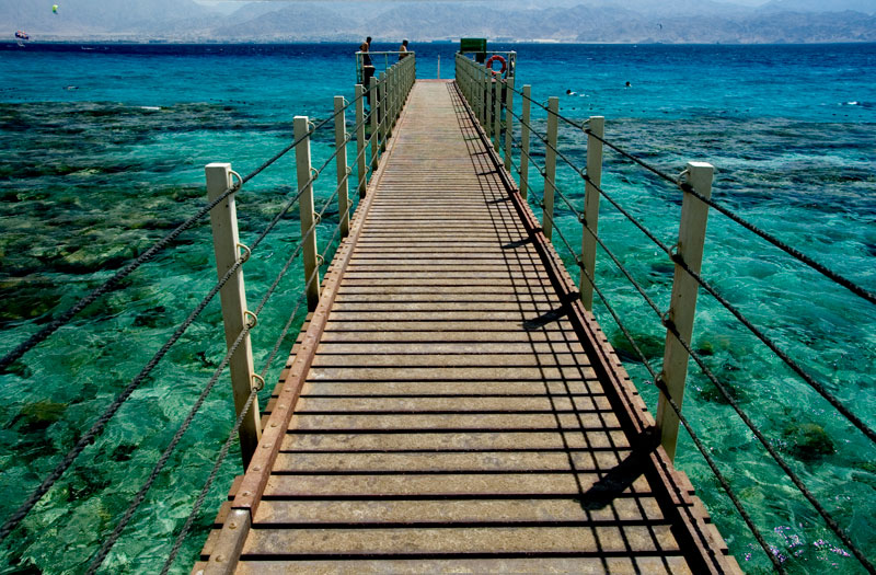 Para que los buzos y bañistas no dañen el coral, estan los puentes que pasan encima de los corales para empezar la aventura en los limites del arrecife.